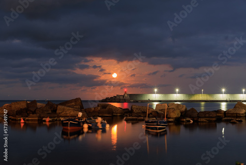 La luna piena crescente sul mare di Riposto