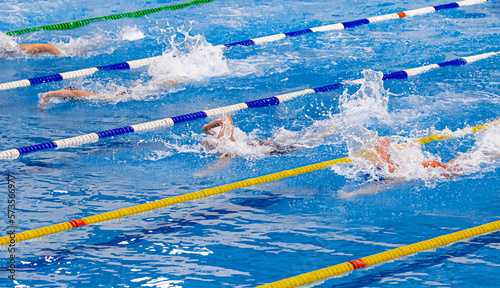 Fotografie group athletes swimmers swim freestyle in swimming competition