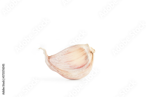 Un  diente de ajo sobre un fondo blanco liso y aislado. Vista de frente y de cerca. Copy space © Mercedes Fittipaldi