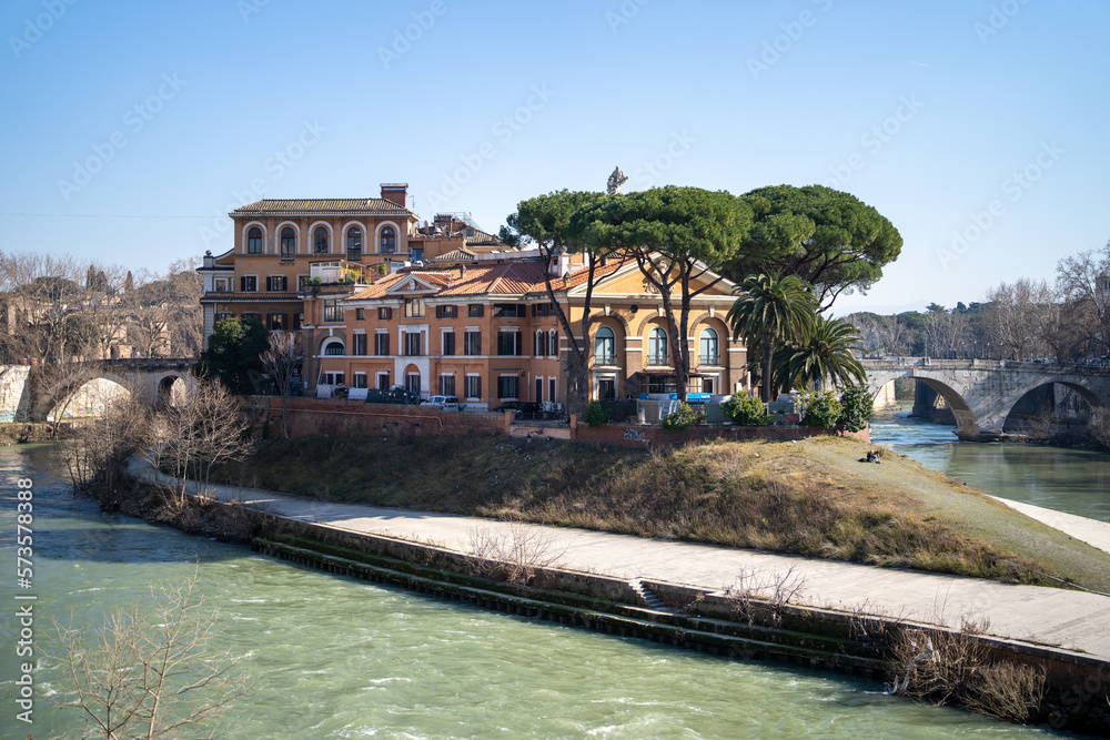Fototapeta premium Wyspa na rzece Tyber w Rzymie z kościołem San Bartolomeo all'Isola, Ospedale Fatebenefratelli - Isola Tiberina