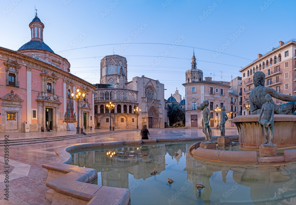 Φωτογραφία Valencia - The square Plaza de Mare de Deu with the Cathedral and church Basilica de la Mare de Deu dels Desamparats at dusk