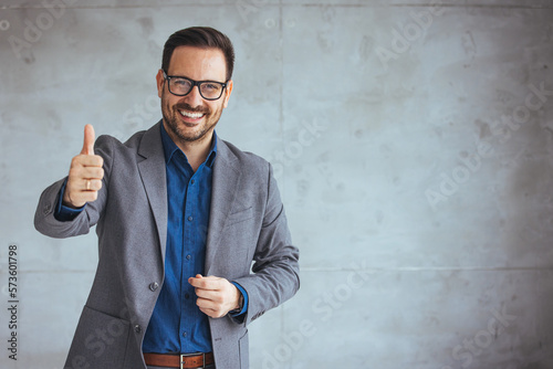 Obraz na plátně Businessman smiling with arms crossed on white background