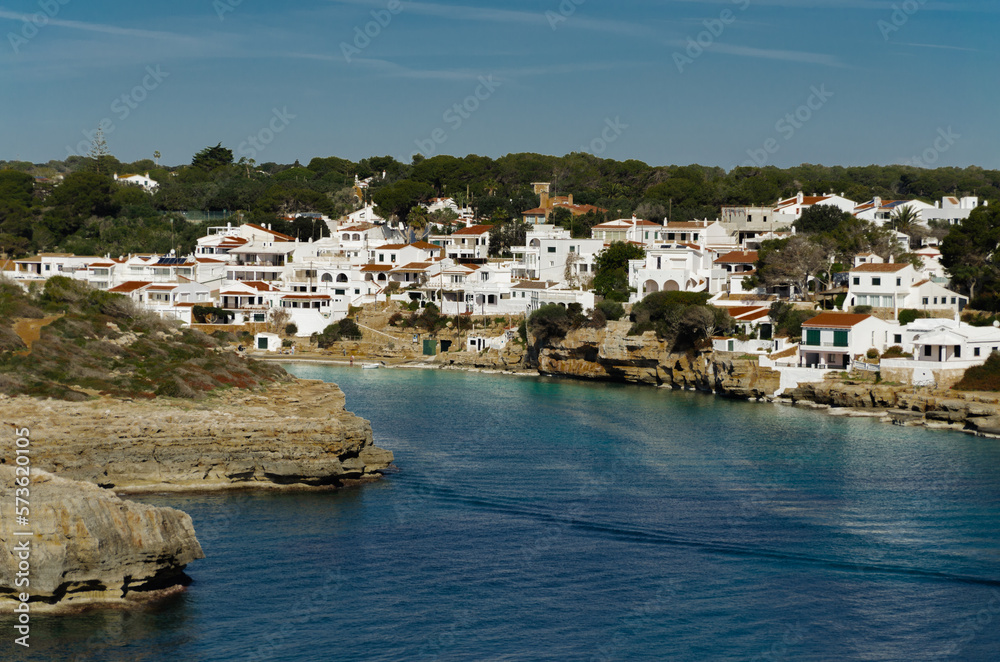 Pueblo con casas blancas junto a la costa. Alcaufar, Menorca