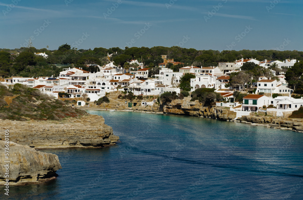 Pueblo con casas blancas junto a la costa. Alcaufar, Menorca Pueblo con casas blancas junto a la costa. Alcaufar, Menorca