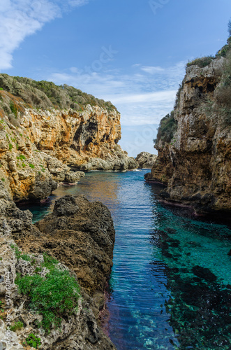 Cala Rafalet, Cala pequeña y estrecha del sureste de Menorca 
