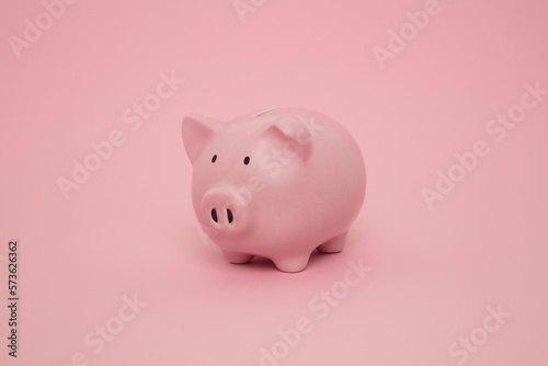 Rosa Sparschwein Sparbüchse auf rosa Hintergrund, seitliche Ansicht photo