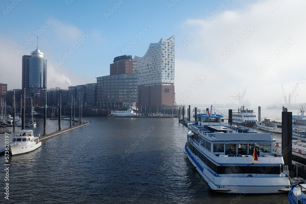 Deutschland, Hamburg, Schöner Blick auf die Elbphilharmonie und den Hafen - Stock-Fotografie