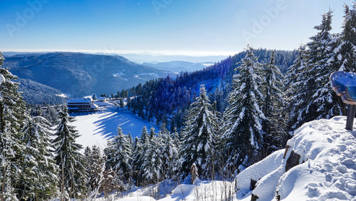 Blick zum Mummelsee und die umliegenden Schwarzwaldhöhen