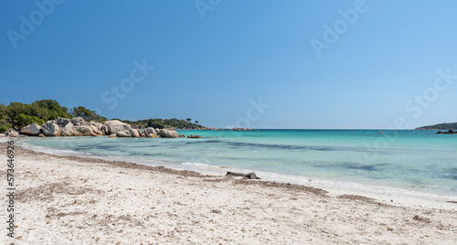 La belle plage de Santa Giulia en Corse du Sud et son eau cristalline 