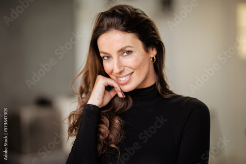 Cuadro en lienzo Portrait of an attractive woman wearing black turtleneck sweater and and cheerfu