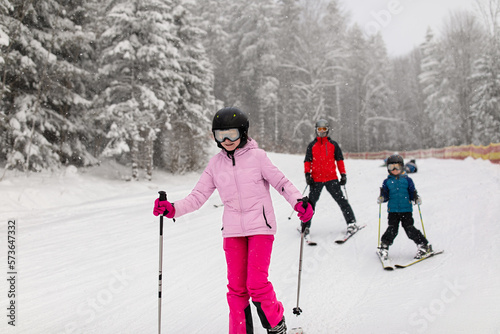 Obraz na płótnie Family skiing on snowing track in ski resort w salonie