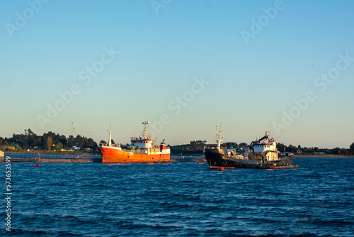 Barcos de transporte en el puerto de Calbuco