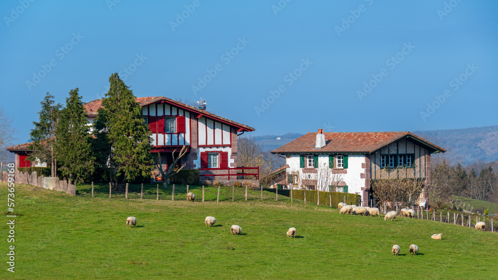 Ferme Basque Fermes basques traditionnelles dans la montagne à Zugarramurdi, Espagne ...