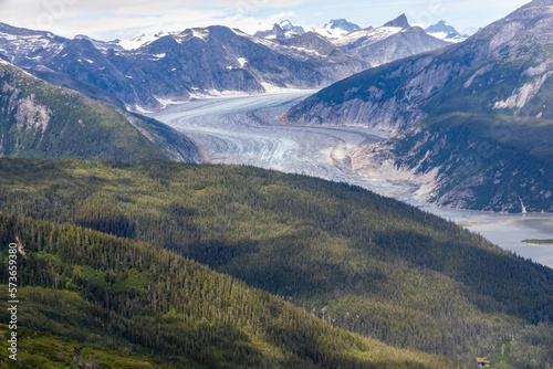 Fotografia The Norris Glacier, nestled in the mountains near Juneau, Alaska and ending in Norris Lake
