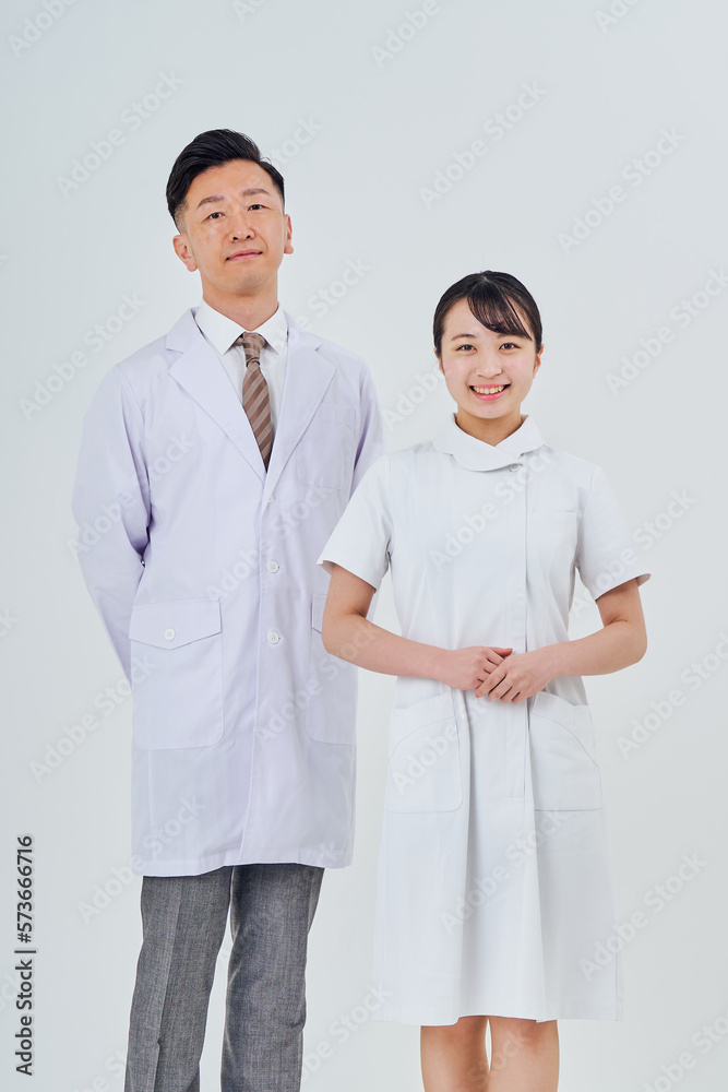 白衣を着た男女 白衣を着た男女