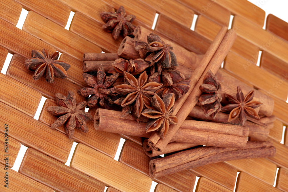 Obraz premium Cinnamon sticks and stars anise over wooden background