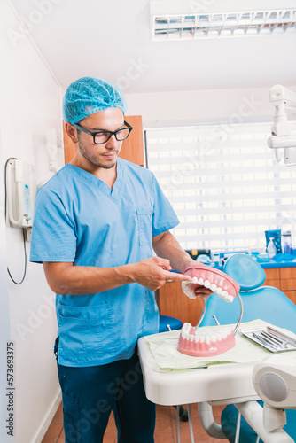 Dentista indica dientes con su mano derecha