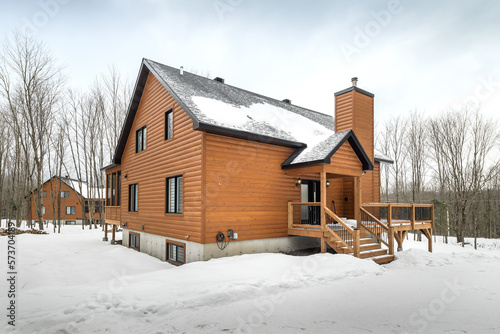Winter cottages in remote area Quebec, Canada, log house with sauna, SPA, bedrooms, pool, living room, messanine, kitchen and bathrooms