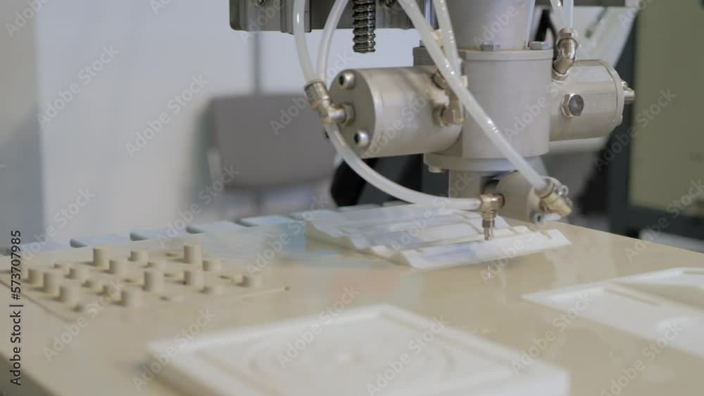 Foam gasket machine for applying sealing material working in