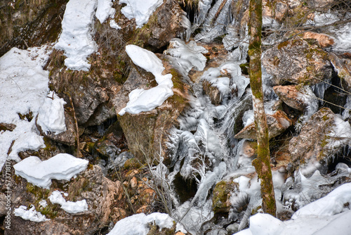 Wildensteiner Bach, Wildensteiner Wasserfall, Kärnten, Gallizien, Winter, Bach, Schnee, Eis, vereist, Südkärnten, Gebirgsbach, Bachbett, steil, abfallend, Steine, Geäst, Äste, Wasser, fließen, stürzen photo