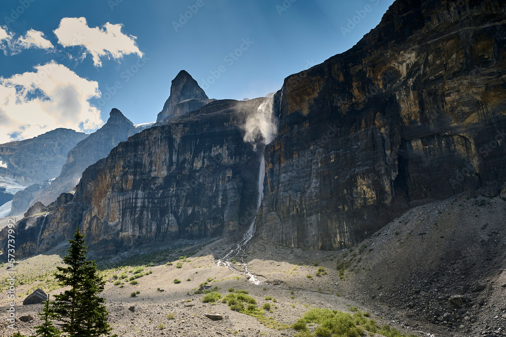 Φωτογραφία Waterfall fed from Stanley Glacier, tumbles from cliff face on side of hanging valley, Stanley Glacier Trail, Kootenay National Park, British Columbia, Canada