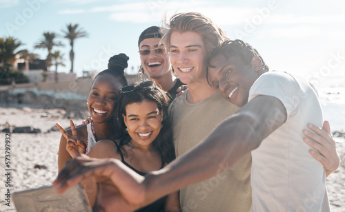 Fotografi Friends group, selfie and diversity at ocean for bonding, love or care with black man, women and happy
