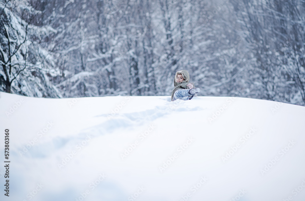 children race through the snow