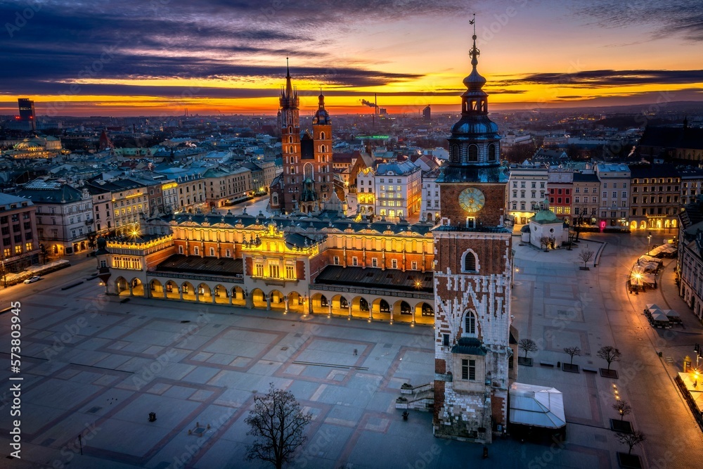 Rynek Główny w Krakowie o wschodzi słońca - widok z drona - obrazy, fototapety, plakaty 