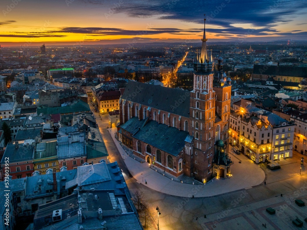 Fototapeta premium Rynek Główny w Krakowie o wschodzi słońca - widok z drona