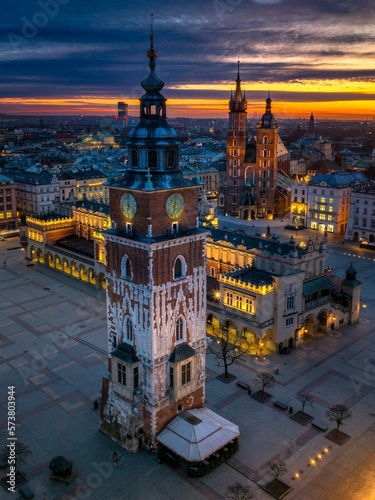 Rynek Główny w Krakowie o wschodzi słońca - widok z drona