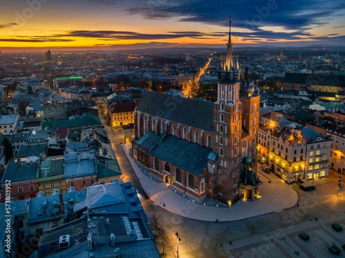 Rynek G    wny w Krakowie o wschodzi s  o  ca - widok z drona