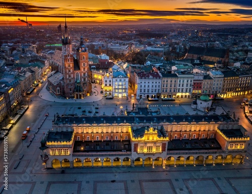 Rynek Główny w Krakowie o wschodzi słońca - widok z drona
