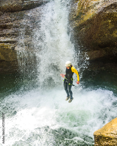Mutprobe bei einem Klippensprung in eine Wasserfall-Gumpe beim Canyoning
