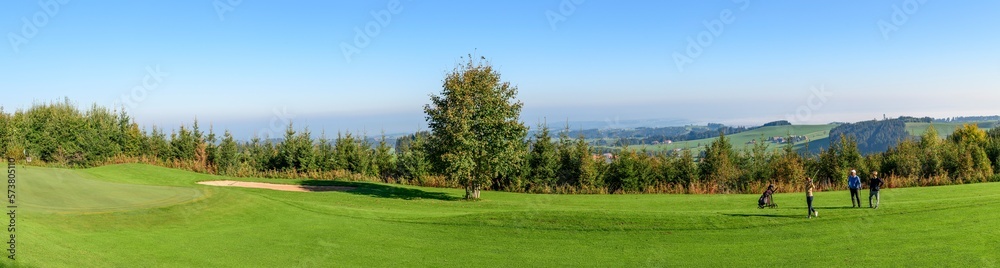 Panorama einer Spielbahn beim Golf mit einer Spielgruppe Panorama einer Spielbahn beim Golf mit einer Spielgruppe