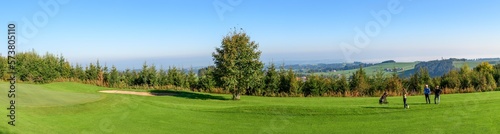 Panorama einer Spielbahn beim Golf mit einer Spielgruppe