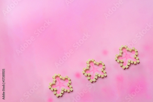 ウッドキューブの桜が3つ並んだピンクの背景素材  © KIKORI