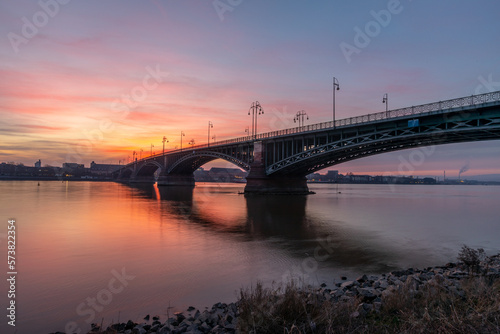 Fototapeta Naklejka Na Ścianę i Meble -  Sonnenuntergang an einer Brücke in Mainz am Rhein