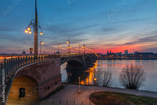 Beleuchtete Brücke in Mainz am Rhein