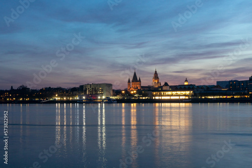 Skyline von Mainz am Rhein im Sonnenuntergang