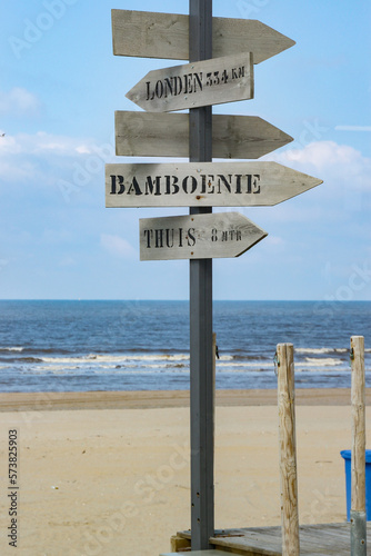 Schilder am Strand von Wassenaar  Holland