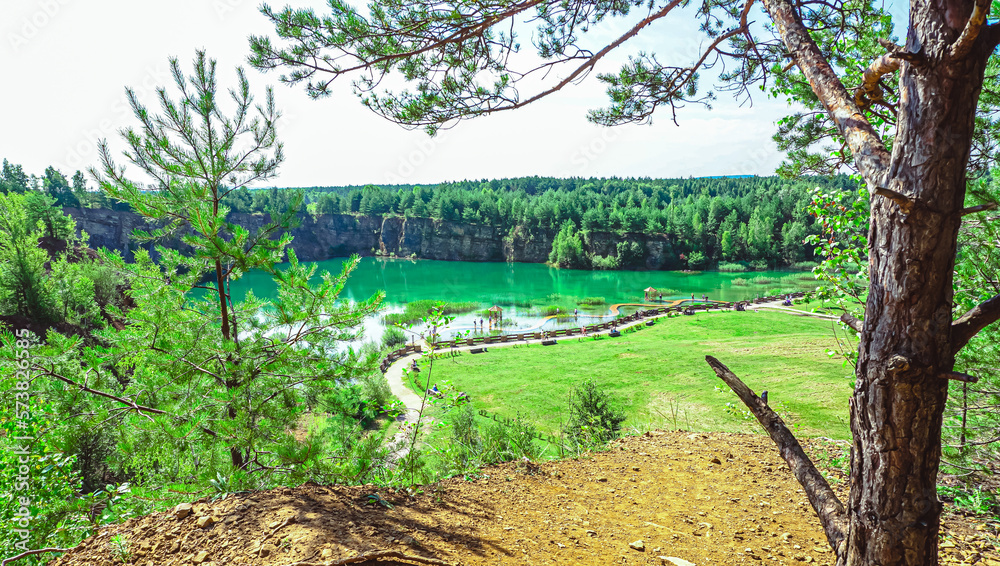 Park Gródek w Jaworznie na Śląsku w Polsce. Park był kiedyś kopalnią dolomitu i cementownią. Piękne kładki na zbiorniku wodnym. Polskie Malediwy.