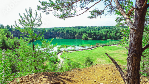 Obraz na płótnie Park Gródek w Jaworznie na Śląsku w Polsce. Park był kiedyś kopalnią dolomitu i cementownią. Piękne kładki na zbiorniku wodnym. Polskie Malediwy. w salonie