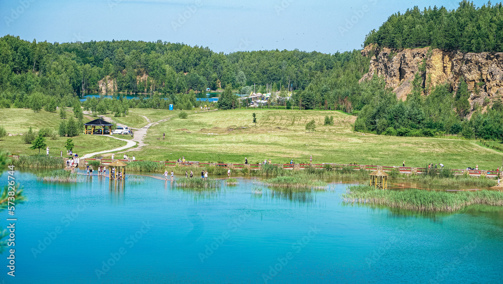 Park Gródek w Jaworznie na Śląsku w Polsce. Park był kiedyś kopalnią dolomitu i cementownią. Piękne kładki na zbiorniku wodnym. Polskie Malediwy.