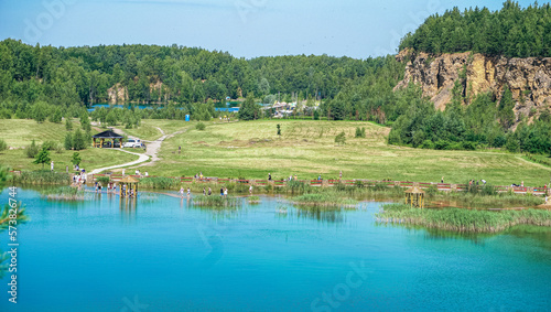 Park Gródek w Jaworznie na Śląsku w Polsce. Park był kiedyś kopalnią dolomitu i cementownią. Piękne kładki na zbiorniku wodnym. Polskie Malediwy.