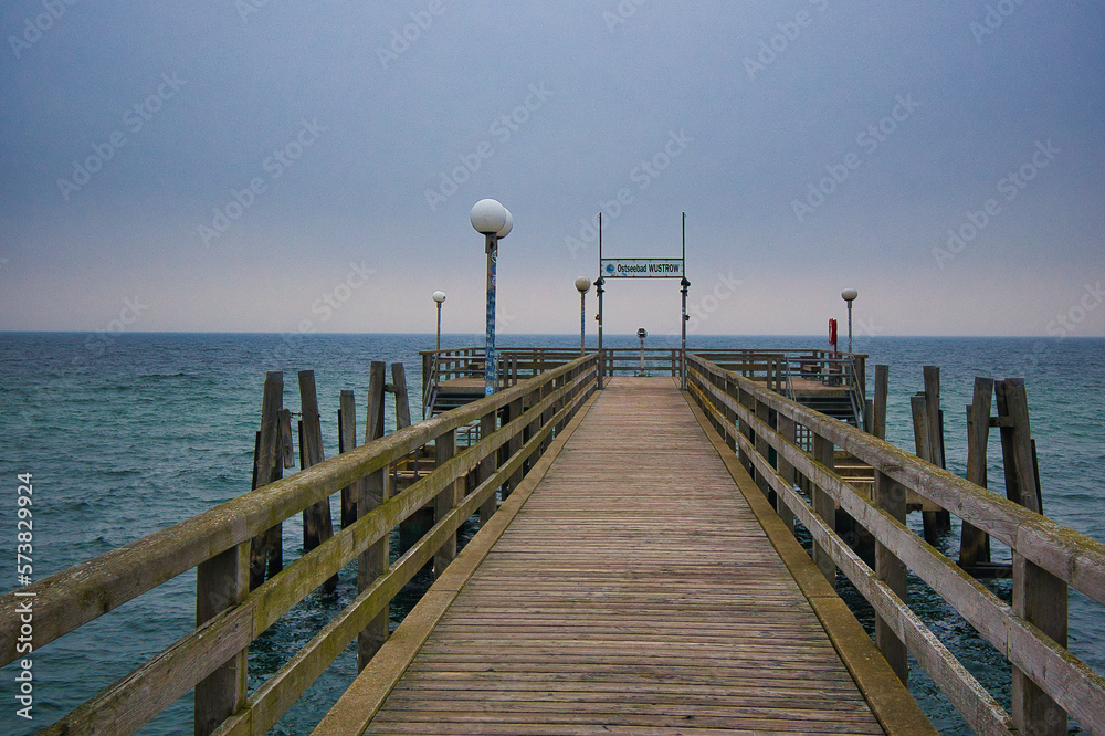 Blick auf die Seebrücke Wustrow auf dem Darß, Ostsee Strand, Wustrow, Mecklenburg Vorpommern, Deutschland