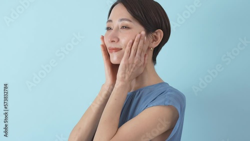Wallpaper Mural カメラ目線で肌に触れる笑顔の日本人女性 Torontodigital.ca