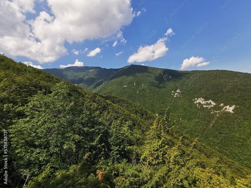 Fototapeta premium Paesaggio di Montagna Abruzzese, Italia, alberi e verde, Cielo azzurro