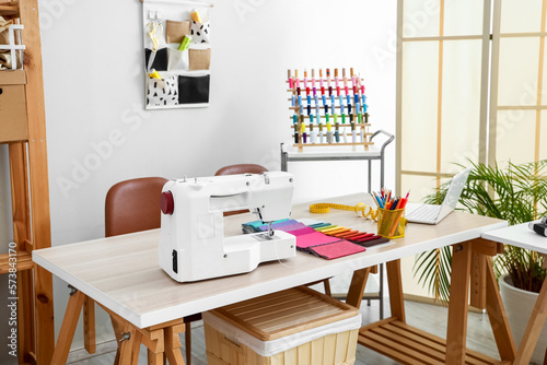 Tailor's workplace with sewing machine in modern atelier © Pixel-Shot