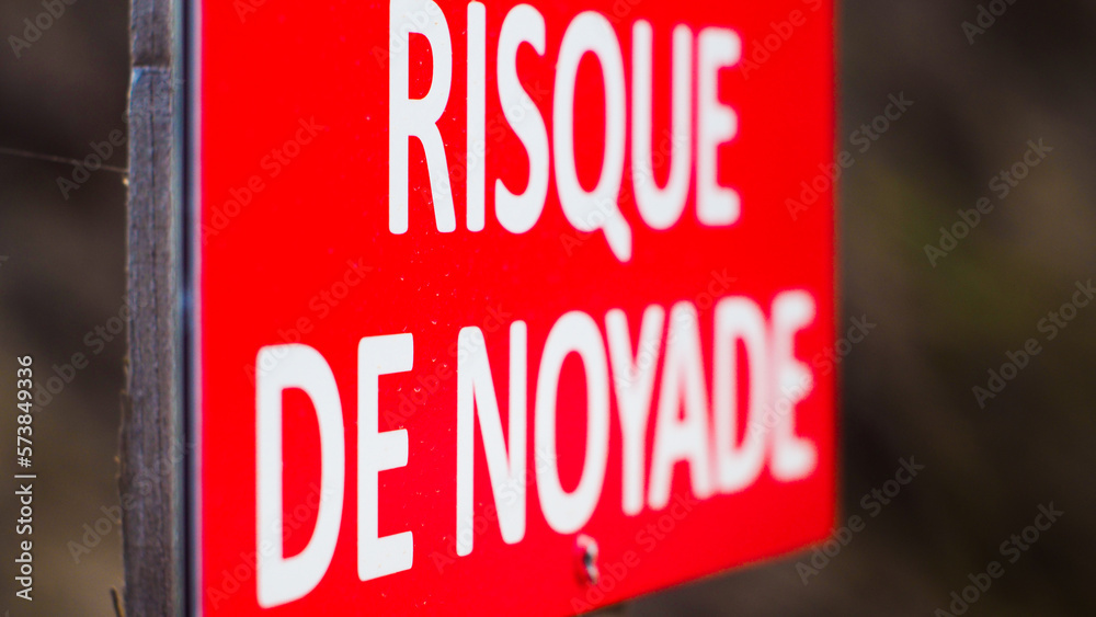 Macro d'un panneau rouge d'avertissement de danger Macro d'un panneau rouge d'avertissement de danger