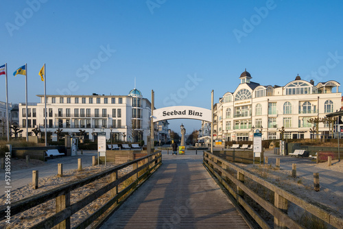 Schöner Blick auf das Kurhaus von Binz von der Seebrücke kurz nach Sonnenaufgang